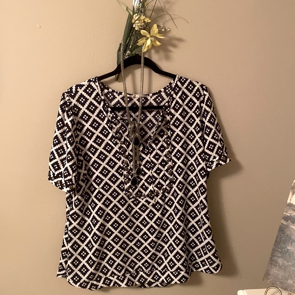 41 Hawthorn pullover top - EUC. Black and White
